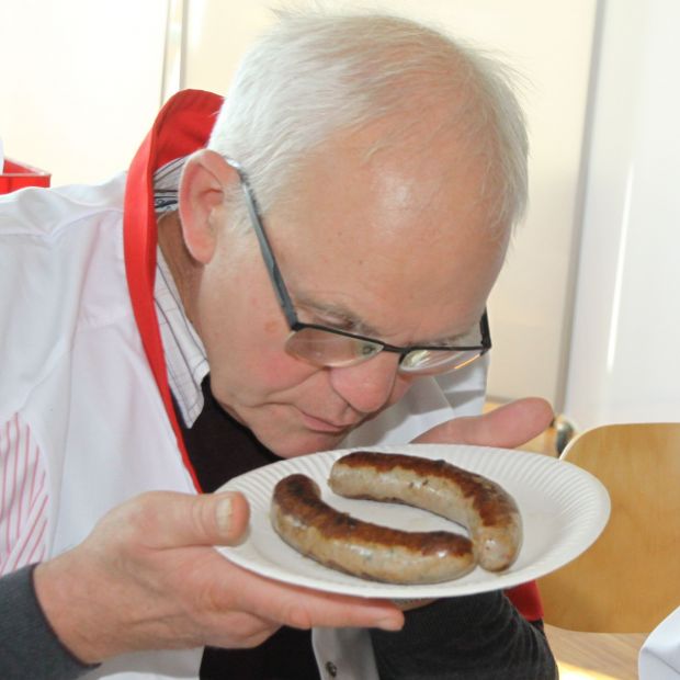 Robert Jacobs bei der sensorischen Prüfung einer Wildbratwurst. Robert Jacobs bei der sensorischen Prüfung einer Wildbratwurst.