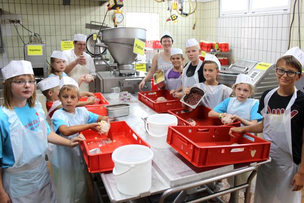 Kleine Fleischexperten: Karl Bauer und Bianca Schuster (hinten) führten zwei Kindergruppen durch die Wurstküche. Kleine Fleischexperten: Karl Bauer und Bianca Schuster (hinten) führten zwei Kindergruppen durch die Wurstküche.