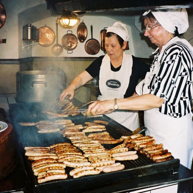 Aus der hauseigenen Metzgerei wandern die Würstl direkt auf den traditionellen Holzkohlegrill. Aus der hauseigenen Metzgerei wandern die Würstl direkt auf den traditionellen Holzkohlegrill.