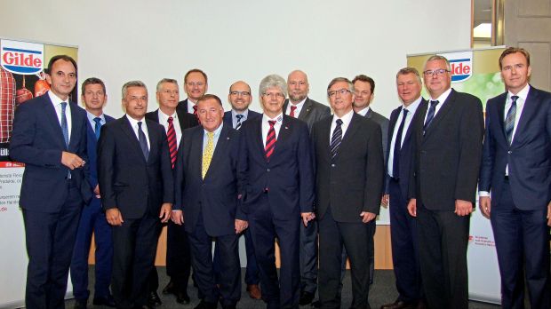 Zentrag-Vorstandssprecher Anton Wahl (Mitte) mit den Mitgliedern des Aufsichtsrats. Zentrag-Vorstandssprecher Anton Wahl (Mitte) mit den Mitgliedern des Aufsichtsrats.