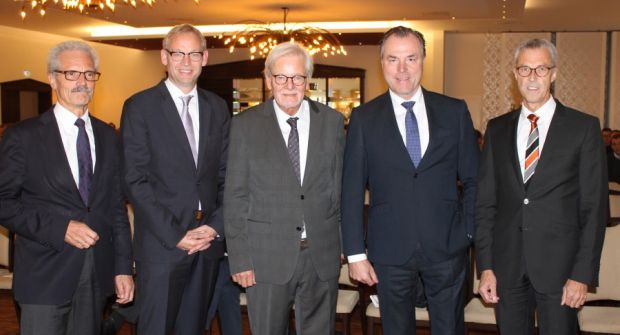 Diskutierten über Agrarexportmärkte ( von links): Harald Lesch (VR-Banken Weser-Ems), Dr. Ludger Schulze-Pals (Top Agrar), Uwe Bartels (AEF-Vorsitzender), Clemens Tönnies, Benno Fangmann (VR-Banken Vechta). Diskutierten über Agrarexportmärkte ( von links): Harald Lesch (VR-Banken Weser-Ems), Dr. Ludger Schulze-Pals (Top Agrar), Uwe Bartels (AEF-Vorsitzender), Clemens Tönnies, Benno Fangmann (VR-Banken Vechta).