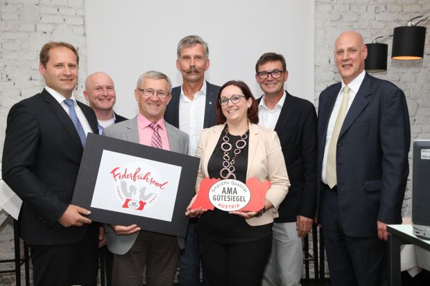 Bauern, Verarbeiter, Handel und AMA starten gemeinsame Kampagne für Geflügel aus Österreich. Bauern, Verarbeiter, Handel und AMA starten gemeinsame Kampagne für Geflügel aus Österreich.