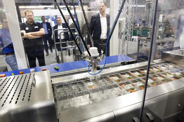 In allen Branchen entstehen Smart Factorys, in denen Maschinen und Produkte sich selbst organisieren, steuern und kontrollieren. In allen Branchen entstehen Smart Factorys, in denen Maschinen und Produkte sich selbst organisieren, steuern und kontrollieren.