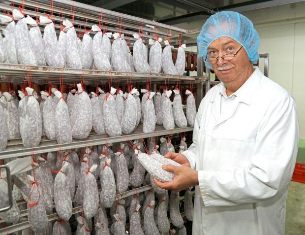 Ronald Fernschild setzte vor zehn Jahren alles auf die „Duroc-Karte“. Mittlerweile reißen ihm Küchenchefs das fein marmorierte Fleisch buchstäblich aus den Händen. Ronald Fernschild setzte vor zehn Jahren alles auf die „Duroc-Karte“. Mittlerweile reißen ihm Küchenchefs das fein marmorierte Fleisch buchstäblich aus den Händen.