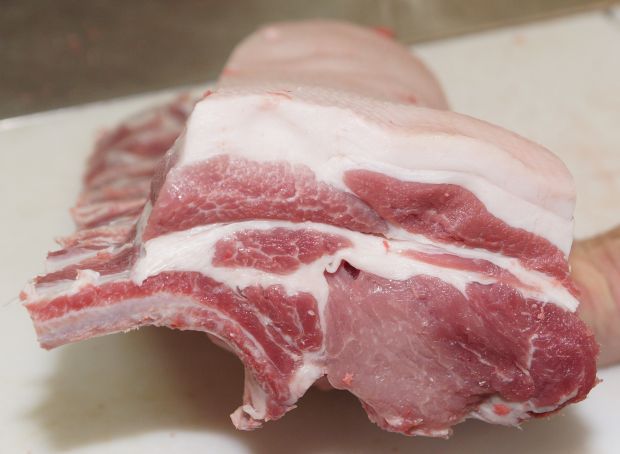 Das Fleisch vom Duroc-Schwein ist fein marmoriert und besitzt eine dicke Speckschwarte. Das Fleisch vom Duroc-Schwein ist fein marmoriert und besitzt eine dicke Speckschwarte.
