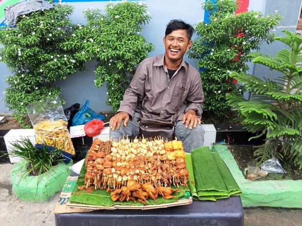 Die appetitlich bestückte Snack-Theke unter freiem Himmel: Typisch sind die Händler am Straßenrand, bei denen es die Verpflegung auf die Hand gibt – immer top-frisch. Die appetitlich bestückte Snack-Theke unter freiem Himmel: Typisch sind die Händler am Straßenrand, bei denen es die Verpflegung auf die Hand gibt – immer top-frisch.