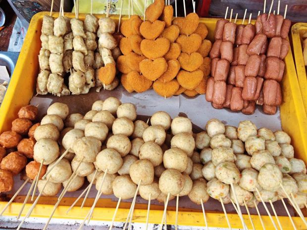 Mit Teig ummantelt und in Fett ausgebacken: Fleisch und Gemüse am Spieß prägen das Bild der Streetfood-Auslagen in den meisten asiatischen Ländern. Mit Teig ummantelt und in Fett ausgebacken: Fleisch und Gemüse am Spieß prägen das Bild der Streetfood-Auslagen in den meisten asiatischen Ländern.