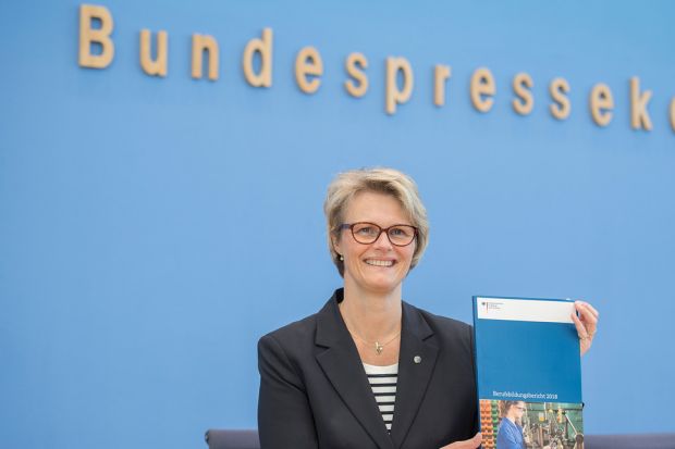 Die neue Bundesbildungsministerin Anja Karliczek (CDU) stellt in der Berliner Bundespressekonferenz den Berufsbildungsbericht 2018 vor. Die neue Bundesbildungsministerin Anja Karliczek (CDU) stellt in der Berliner Bundespressekonferenz den Berufsbildungsbericht 2018 vor.
