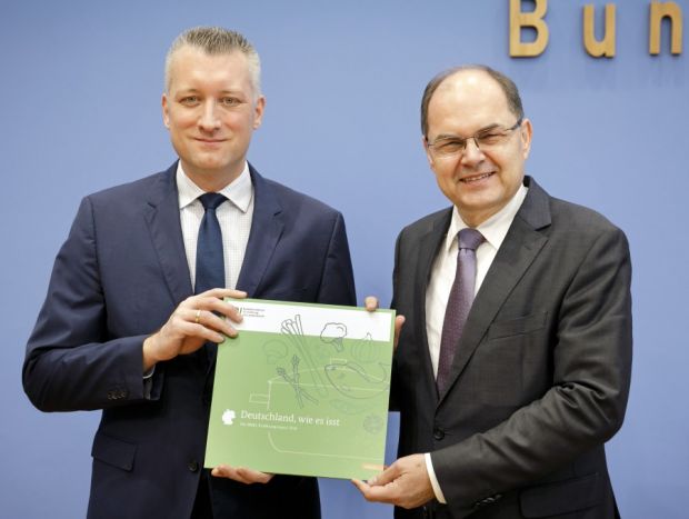 Bundesminister Christian Schmidt (rechts) und Forsa-Meinungsforscher Dr. Peter Matuschek informieren, wie Deutschland isst. Bundesminister Christian Schmidt (rechts) und Forsa-Meinungsforscher Dr. Peter Matuschek informieren, wie Deutschland isst.