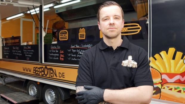 Der Beefbote bietet mehr als den klassischen Burger. Udo Koch serviert kulinarische Leckerbissen zwischen zwei Brötchenhälften. Der Beefbote bietet mehr als den klassischen Burger. Udo Koch serviert kulinarische Leckerbissen zwischen zwei Brötchenhälften.
