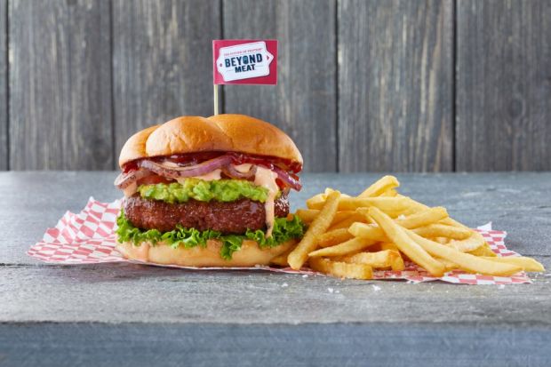 Protein: Der rein pflanzliche Beyond Burger „sieht aus wie Rindfleisch und schmeckt auch Fleischessern richtig gut“, sagt PHW-Chef Peter Wesjohann. Protein: Der rein pflanzliche Beyond Burger „sieht aus wie Rindfleisch und schmeckt auch Fleischessern richtig gut“, sagt PHW-Chef Peter Wesjohann.