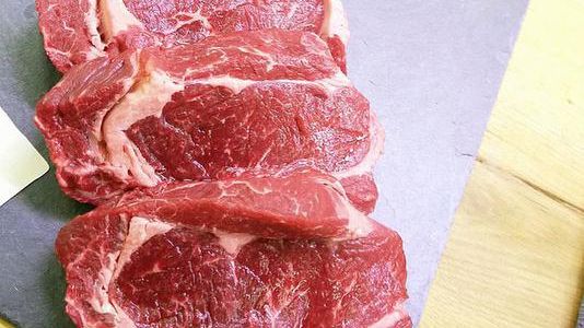 Auch die edleren Teile haben zunehmend gute Chancen im Handel. Die Verbraucher greifen immer öfter zum Bio-Fleisch. Auch die edleren Teile haben zunehmend gute Chancen im Handel. Die Verbraucher greifen immer öfter zum Bio-Fleisch.