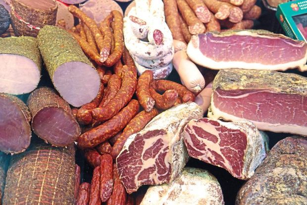Die Wurstspezialitäten der Bäuerlichen Erzeugergemeinschaft Schwäbisch Hall werden im Warmfleischverfahren in Demeter- und Bio-Qualität hergestellt. Bei Wurst und Schinken kommen nur Salz und fair gehandelte Naturgewürze zum Einsatz. Die Wurstspezialitäten der Bäuerlichen Erzeugergemeinschaft Schwäbisch Hall werden im Warmfleischverfahren in Demeter- und Bio-Qualität hergestellt. Bei Wurst und Schinken kommen nur Salz und fair gehandelte Naturgewürze zum Einsatz.