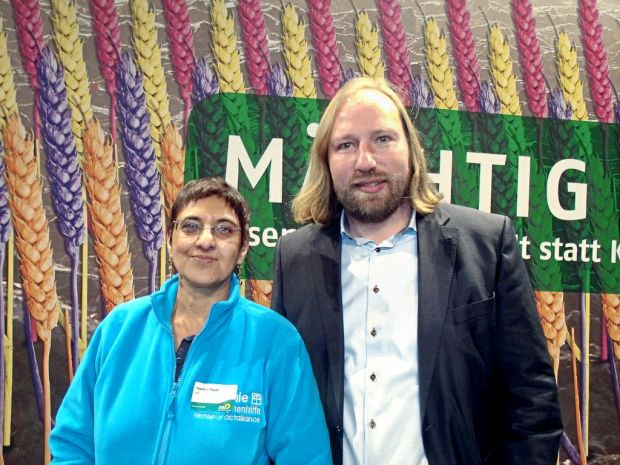 Kampf gegen den weltweiten Vormarsch von Agrarkonzernen: Landwirtschaftsaktivistin Mariam Mayet und Dr. Anton Hofreiter. Kampf gegen den weltweiten Vormarsch von Agrarkonzernen: Landwirtschaftsaktivistin Mariam Mayet und Dr. Anton Hofreiter.