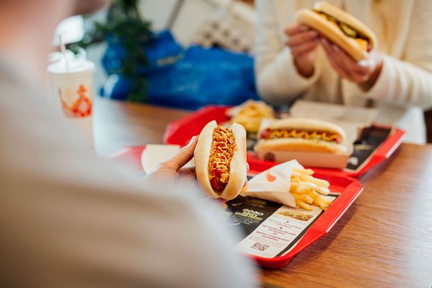Bei Burger King werden die Dogs gegrillt, nicht gebrüht. Bei Burger King werden die Dogs gegrillt, nicht gebrüht.