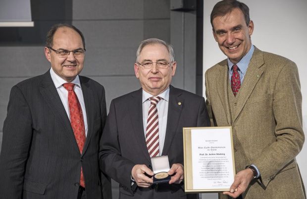 Prof. Dr. Achim Stiebing (Mitte) mit Minister Christian Schmidt (l.) und Carl-Albrecht Bartmer. Prof. Dr. Achim Stiebing (Mitte) mit Minister Christian Schmidt (l.) und Carl-Albrecht Bartmer.