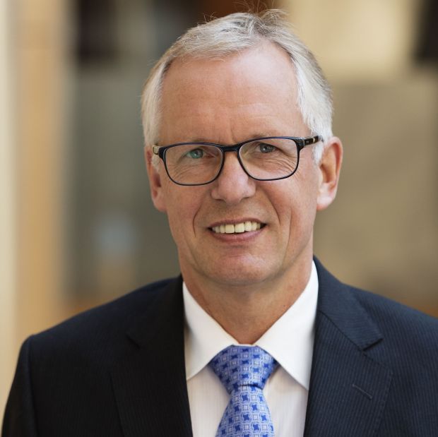 Hauptgeschäftsführer des Deutschen Raiffeisenverbands (DRV): Dr. Henning Ehlers. Hauptgeschäftsführer des Deutschen Raiffeisenverbands (DRV): Dr. Henning Ehlers.