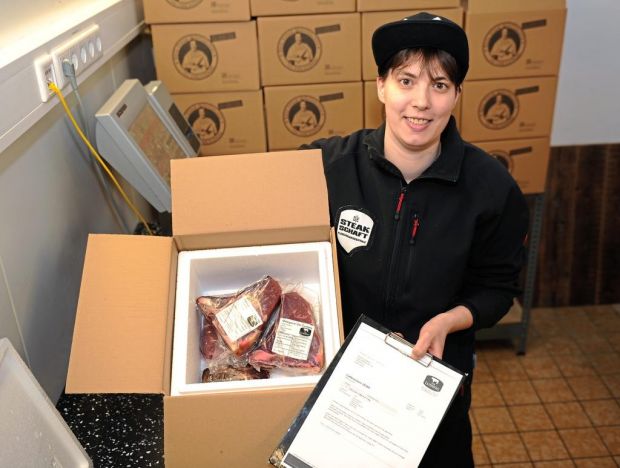 Nur Versender und Empfänger wissen, was gut verpackt in dem Karton mit der Aufschrift „Fette Beute“ steckt. Weil das Paket durch viele Hände geht, macht es sogar noch unterwegs Werbung für den ausgezeichneten Onlineshop. Nur Versender und Empfänger wissen, was gut verpackt in dem Karton mit der Aufschrift „Fette Beute“ steckt. Weil das Paket durch viele Hände geht, macht es sogar noch unterwegs Werbung für den ausgezeichneten Onlineshop.
