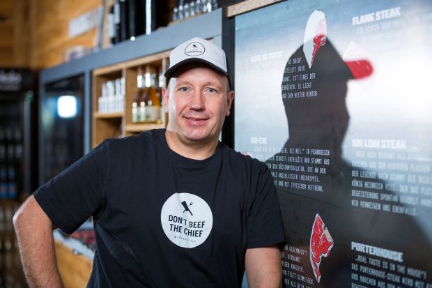 Metzger und Vollblut-Unternehmer Dirk Ludwig stellt Wege zu erfolgreichem Streetfood „Made“ beim Metzger vor. Metzger und Vollblut-Unternehmer Dirk Ludwig stellt Wege zu erfolgreichem Streetfood „Made“ beim Metzger vor.