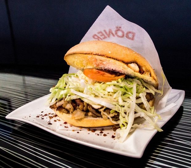 Klassischer to-go Döner. Klassischer to-go Döner.