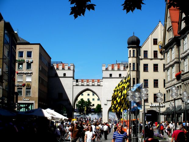 Das Karlstor trennt die Neuhauser Straße vom Karlsplatz (Stachus.) Das Karlstor trennt die Neuhauser Straße vom Karlsplatz (Stachus.)