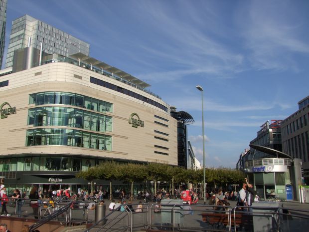 Die Frankfurter Zeil gehört zu den stark frequentiertesten Einkaufsstraßen in Deutschland. Die Frankfurter Zeil gehört zu den stark frequentiertesten Einkaufsstraßen in Deutschland.