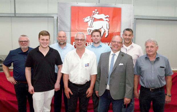 Vorstand und Aufsichtsrat des Fleischereinkaufs Hannover-Göttingen haben den FEK vom Sanierungsfall zu einem Unternehmen entwickelt, das nun in der Lage ist, den Schlachthof im Eichfeld zu übernehmen. Vorstand und Aufsichtsrat des Fleischereinkaufs Hannover-Göttingen haben den FEK vom Sanierungsfall zu einem Unternehmen entwickelt, das nun in der Lage ist, den Schlachthof im Eichfeld zu übernehmen.