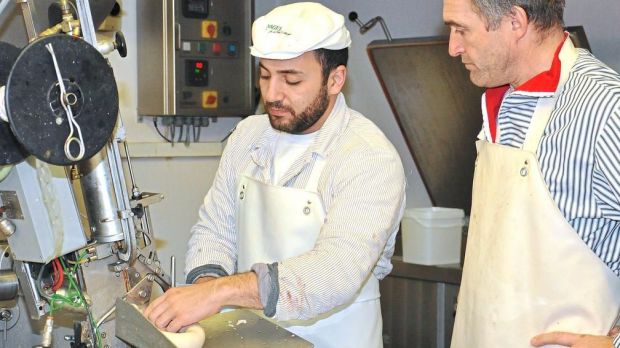 Selbst wenn der Geflohene in seinem Heimatland als Fleischer gearbeitet hat, wird er nach deutschen Ausbildungskriterien oft nicht anerkannt und darf nur als Gehilfe eingesetzt werden. Selbst wenn der Geflohene in seinem Heimatland als Fleischer gearbeitet hat, wird er nach deutschen Ausbildungskriterien oft nicht anerkannt und darf nur als Gehilfe eingesetzt werden.
