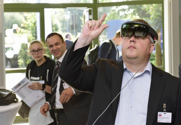 Läuft die Wurstproduktion in Zukunft rein virtuell? Sicher nicht. Doch zwischen der Zettelwirtschaft von heute und der papierlosen Fabrik von morgen liegt vieles, und der Weg birgt gleichzeitig Chancen und Risiken. Beide machte das „Forum der Fleischwirtschaft“ beim DIL in Quakenbrück für die Unternehmer und Produktioner der Fleischwirtschaft anschaulich und erlebbar. Die Datenbrille beispielsweise ist heute schon Realität in der modernen Logistik. Läuft die Wurstproduktion in Zukunft rein virtuell? Sicher nicht. Doch zwischen der Zettelwirtschaft von heute und der papierlosen Fabrik von morgen liegt vieles, und der Weg birgt gleichzeitig Chancen und Risiken. Beide machte das „Forum der Fleischwirtschaft“ beim DIL in Quakenbrück für die Unternehmer und Produktioner der Fleischwirtschaft anschaulich und erlebbar. Die Datenbrille beispielsweise ist heute schon Realität in der modernen Logistik.