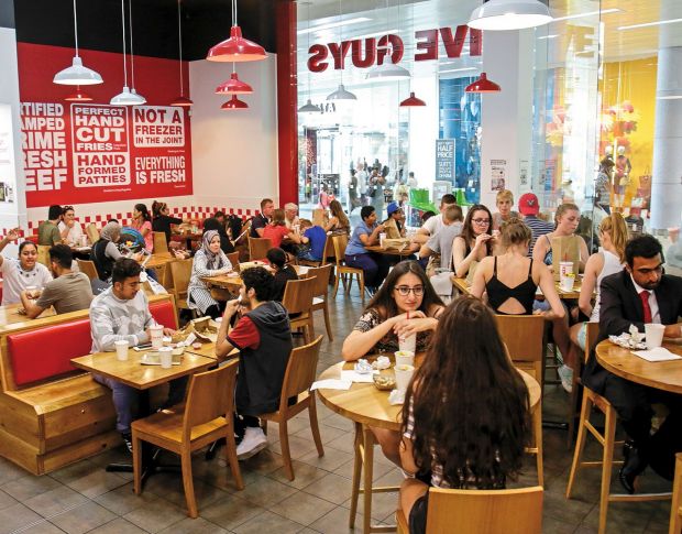 Blick in ein Five Guys Burger-Restaurant in London. Blick in ein Five Guys Burger-Restaurant in London.