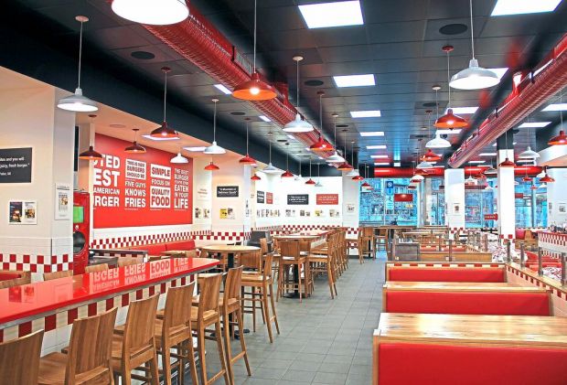 Der im Corporate Design gestaltete Store gehört zu den größten Anlaufstellen für Five-Guys-Fans. Der im Corporate Design gestaltete Store gehört zu den größten Anlaufstellen für Five-Guys-Fans.
