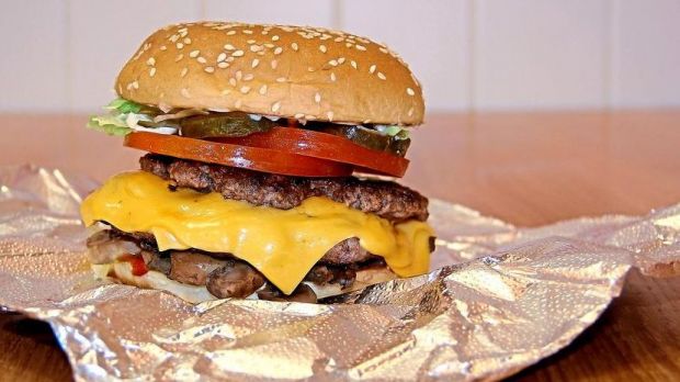 Cheeseburger: Objekt der kulinarischen Begierde. Cheeseburger: Objekt der kulinarischen Begierde.