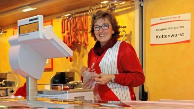 Senior-Chefin Burglind Jacobs ist mit Begeisterung dabei und liebt den Trubel auf dem vorweihnachtlichen Wochenmarkt – und ihren saisonalen Bestseller, die Kottenwurst. Senior-Chefin Burglind Jacobs ist mit Begeisterung dabei und liebt den Trubel auf dem vorweihnachtlichen Wochenmarkt – und ihren saisonalen Bestseller, die Kottenwurst.