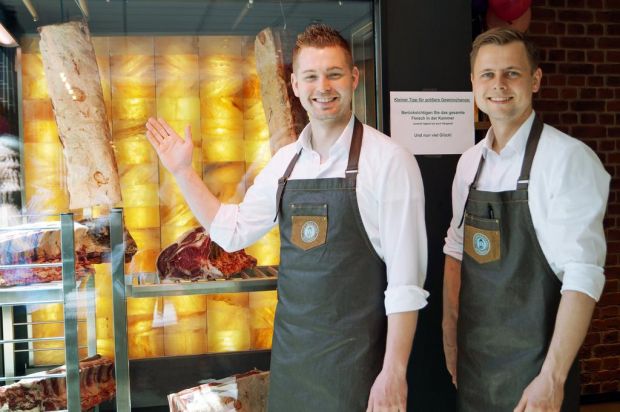 Sind besonders stolz auf die von außen durch die Schaufensterscheibe einsehbare Dry-aged-Kammer: Daniel Röhrs (links) und Ole Meyer. Sind besonders stolz auf die von außen durch die Schaufensterscheibe einsehbare Dry-aged-Kammer: Daniel Röhrs (links) und Ole Meyer.