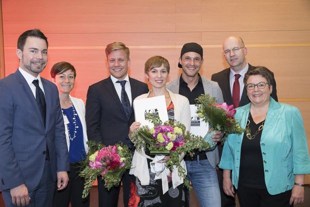 Verleihung der Förderpreise (von links): Jörg Schiffeler und Sandra Sieler (beide afz), Dr. Nino Terjung, Lisa Wetzel, Philipp Büning sowie Gerd Abeln und Renate Kühlcke (beide Fleischwirtschaft). Verleihung der Förderpreise (von links): Jörg Schiffeler und Sandra Sieler (beide afz), Dr. Nino Terjung, Lisa Wetzel, Philipp Büning sowie Gerd Abeln und Renate Kühlcke (beide Fleischwirtschaft).