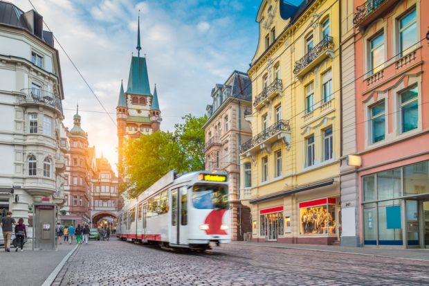 Straßenbahn vor dem Nartinstor in der Freiburger Kaiser-Joseph-Straße. Straßenbahn vor dem Nartinstor in der Freiburger Kaiser-Joseph-Straße.
