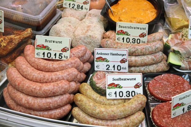 Beim Herstellen verschiedener Bratwurstkreationen zeigt der Meister sein ganzes Können. Beim Herstellen verschiedener Bratwurstkreationen zeigt der Meister sein ganzes Können.