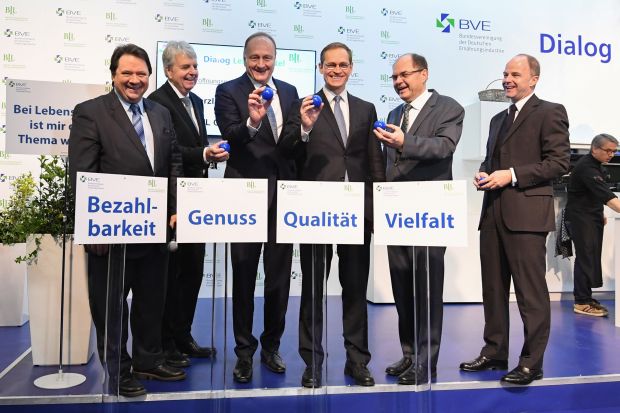 Eröffnungsrundgang mit Prominenz (von links): Christoph Minhoff, Hauptgeschäftsführer von BLL und BVE, BLL-Präsident Stephan Nießner, DBV-Präsident Joachim Rukwied, Regierender Bürgermeister Michael Müller, Bundeslandwirtschaftsminister Christian Schmidt und Messechef Dr. Christian Göke. Eröffnungsrundgang mit Prominenz (von links): Christoph Minhoff, Hauptgeschäftsführer von BLL und BVE, BLL-Präsident Stephan Nießner, DBV-Präsident Joachim Rukwied, Regierender Bürgermeister Michael Müller, Bundeslandwirtschaftsminister Christian Schmidt und Messechef Dr. Christian Göke.