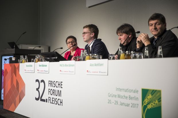 Gehören zusammen: Grüne Woche und das Frische Forum Fleisch: Moderatorin Renate Kühlcke mit den Referenten Harm Böckmann, Prof. Dr. Alfons Balmann und Alois Wohlfahrt. Gehören zusammen: Grüne Woche und das Frische Forum Fleisch: Moderatorin Renate Kühlcke mit den Referenten Harm Böckmann, Prof. Dr. Alfons Balmann und Alois Wohlfahrt.
