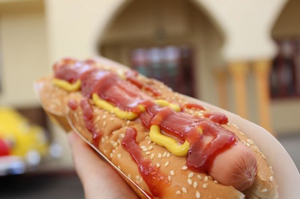 Hot Dogs entwickeln sich zum neuen Trendgericht für die schnelle Mahlzeit unterwegs. Hot Dogs entwickeln sich zum neuen Trendgericht für die schnelle Mahlzeit unterwegs.