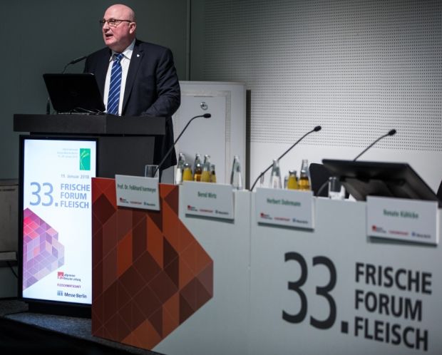 Bernd Wirtz (am Rednerpult): „Produzieren für die Welt: Im Ausland geschätzt, zuhause missverstanden.“ Bernd Wirtz (am Rednerpult): „Produzieren für die Welt: Im Ausland geschätzt, zuhause missverstanden.“