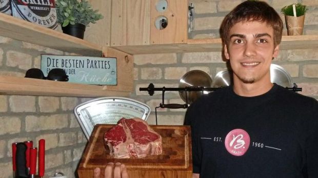 Jakob Heimeshoff absolvierte seine Ausbildung im Fleischer-Fachgeschäft von Heiko Brath. Jakob Heimeshoff absolvierte seine Ausbildung im Fleischer-Fachgeschäft von Heiko Brath.