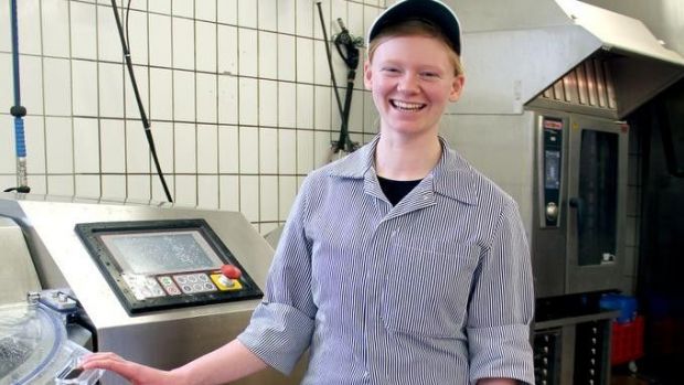 Packt gern in der Wurstküche zu: Viktoria Klein schätzt den freundschaftlichen Umgang mit ihren Kollegen und erhält auch als „Tochter des Hauses“ keine Vorzugsbehandlung. Packt gern in der Wurstküche zu: Viktoria Klein schätzt den freundschaftlichen Umgang mit ihren Kollegen und erhält auch als „Tochter des Hauses“ keine Vorzugsbehandlung.