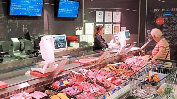 Für Fleisch und Fleischwaren mussten die Verbraucher im Januar diesen Jahres 2,6 Prozent tiefer in die Tasche greifen als ein Jahr zuvor. Für Fleisch und Fleischwaren mussten die Verbraucher im Januar diesen Jahres 2,6 Prozent tiefer in die Tasche greifen als ein Jahr zuvor.