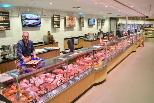 Die neuen Bedientheken für Fleisch, Wurst, Käse und Fisch bilden das Herzstück der Frischewelt. Zusammengerechnet 27 Meter lang, bieten sie vieles, was heute im Foodgeschäft dazugehört. Die neuen Bedientheken für Fleisch, Wurst, Käse und Fisch bilden das Herzstück der Frischewelt. Zusammengerechnet 27 Meter lang, bieten sie vieles, was heute im Foodgeschäft dazugehört.