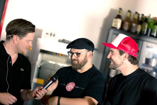 Christian Linssen im Gespräch über Fleischqualität mit Heiko Brath (Mitte) und Max Esser (rechts). Christian Linssen im Gespräch über Fleischqualität mit Heiko Brath (Mitte) und Max Esser (rechts).