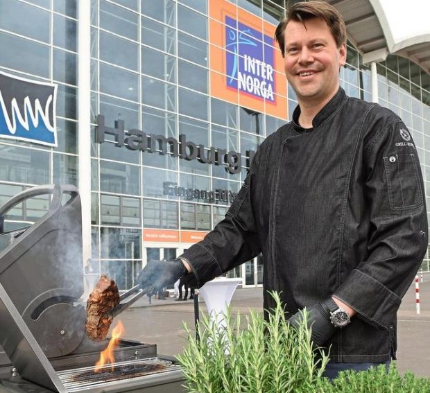 Im Kooperation mit dem Hamburger Grill-Kontor zelebriert die Internorga auf dem Freigelände professionell aufgezogene BBQ-Tastings und Live-Shows. Im Kooperation mit dem Hamburger Grill-Kontor zelebriert die Internorga auf dem Freigelände professionell aufgezogene BBQ-Tastings und Live-Shows.