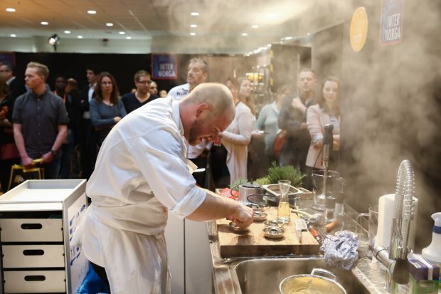Live-Kochen zieht die Besucher magisch an. Live-Kochen zieht die Besucher magisch an.