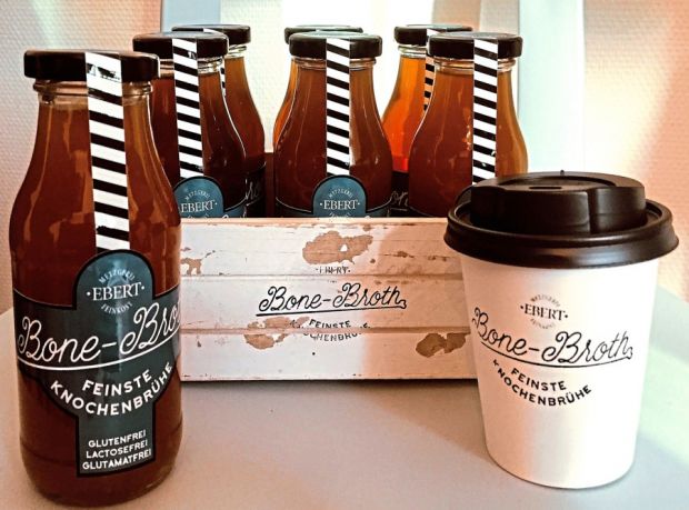 Den Drink gibt es in zwei Versionen: edel und mit einer Banderole versiegelt in der Glasflasche oder im To-go-Becher mit schützendem Deckel. Den Drink gibt es in zwei Versionen: edel und mit einer Banderole versiegelt in der Glasflasche oder im To-go-Becher mit schützendem Deckel.