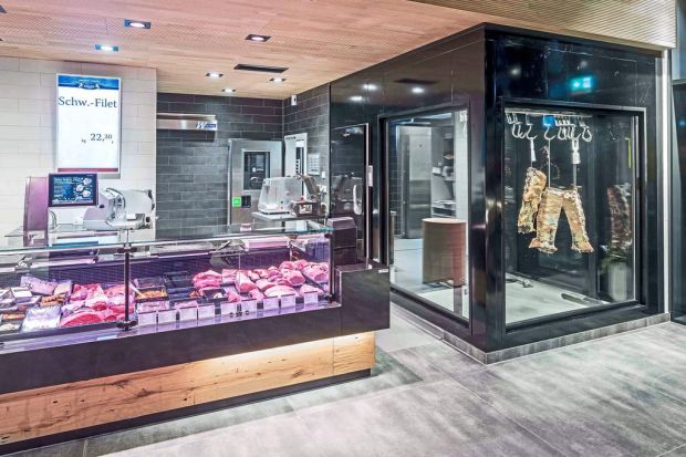 Im begehbaren Fleischschauraum hängen einige Hundert Kilo Rindfleisch zum Trockenreifen. Im begehbaren Fleischschauraum hängen einige Hundert Kilo Rindfleisch zum Trockenreifen.